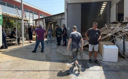 Antalya’da Mobilya Fabrikasında Yangın: 2 İşçi Yaralandı
