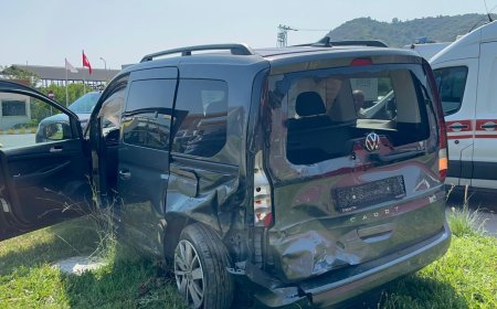 Tur minibüsü ile hafif ticari araç çarpıştı: 2 yaralı