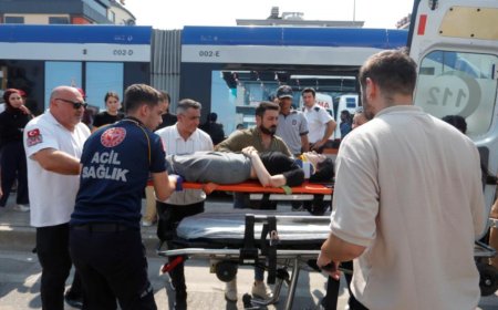Antalya'da Tramvayın Çarptığı Genç Kız Hastaneye Kaldırıldı