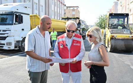 Başkan Sahada, Yolda Asfalt Var! Kepez’de Çalışmalar Hız Kesmiyor