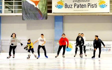 Antalya’da Sıcaktan Kaçış: Muratpaşa’nın Buz Pisti Yoğun İlgi Görüyor