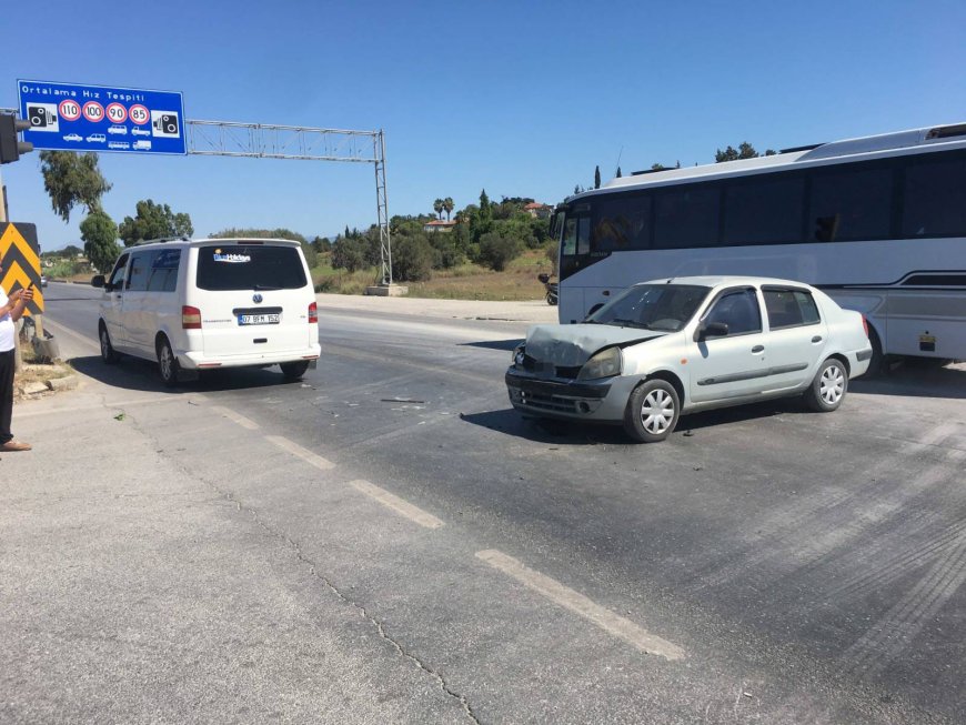 Antalyanın Manavgat ilesinde Tur aracı ile otomobil çarpıştı: 2 çocuk yaralandı