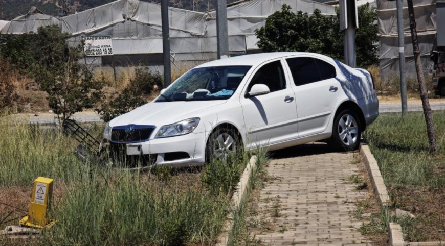Antalya’da Trafik Kazası: Direksiyon Hakimiyetini Kaybeden Sürücü Refüje Çarptı