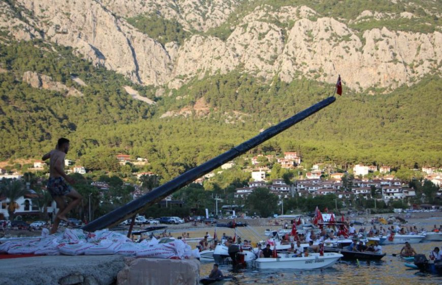 Kabotaj Bayramı Kapsamında Yağlı Direk Yarışmasında Büyük Heyecan