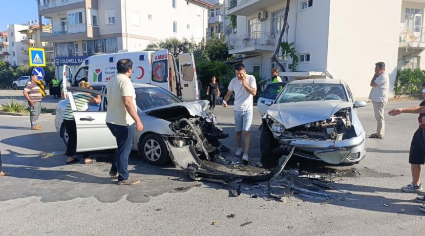 Manavgat'ta İki Otomobil Çarpıştı: 3 Kişi Yaralandı