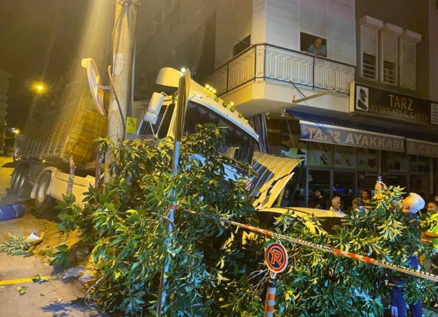 Alanya’da Freni Boşalan Tır Dehşeti: Park Halindeki 2 Araca Çarptı