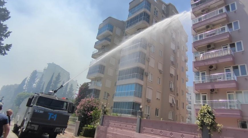 Antalya'da Yangın Apartmana Sıçradı, TOMA Müdahalesi Felaketi Önledi