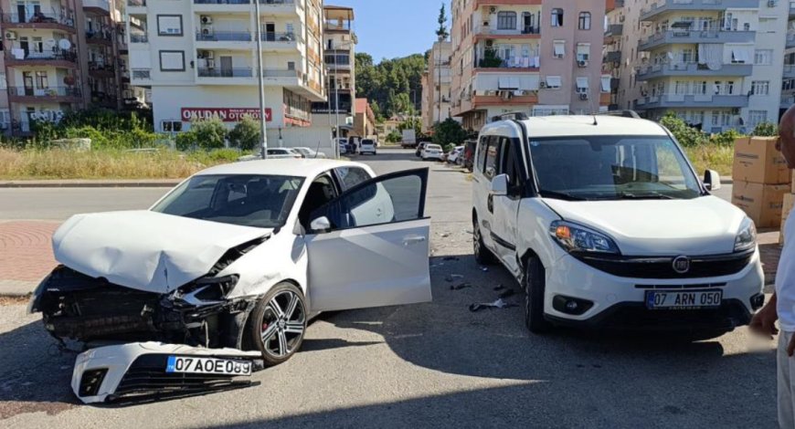 Manavgat’ta Otomobil ile Hafif Ticari Araç Çarpıştı: 1 Yaralı