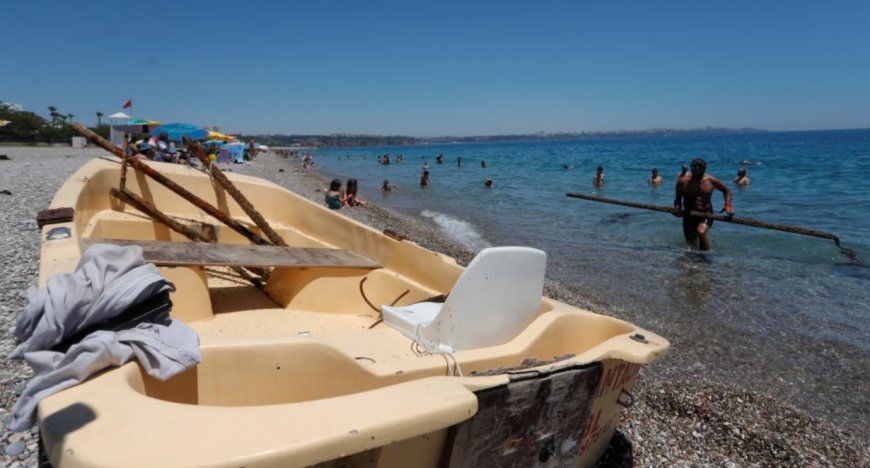 Antalya'da Atık Ararken Batık Sandal Buldular!