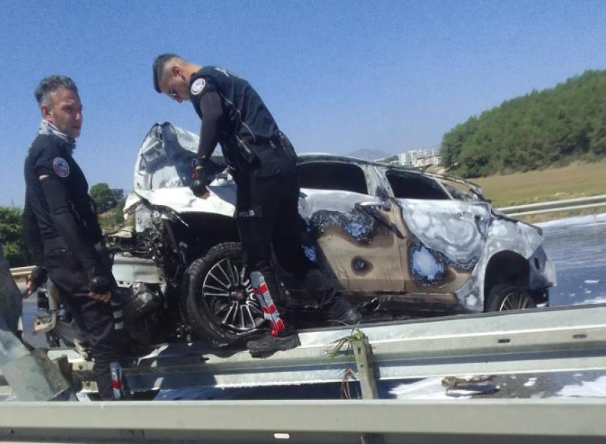 Manavgat’ta Otomobil Bariyerlere Çarpıp Alev Aldı: 2 Yaralı