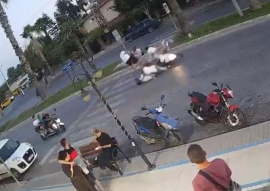 Antalya'da Motosiklet Devrildi, Turistlerin Arasına Girdi: 4 Yaralı