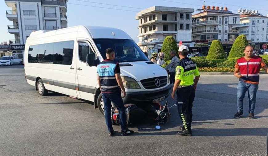 Manavgat’ta Minibüs ile Elektrikli Bisiklet Çarpıştı: Sürücü Yaralandı