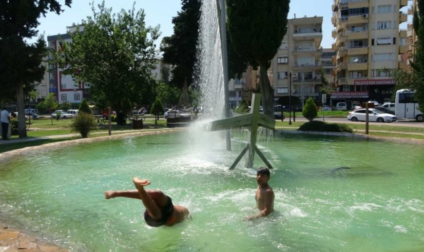 Antalya'da Çocuklar Tehlikeye Aldırmadan Süs Havuzlarında Serinledi