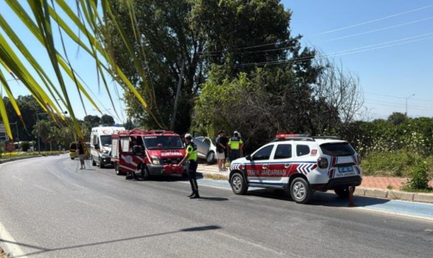 Manavgat’ta Kontrolden Çıkan Araç Kaldırıma Çıktı