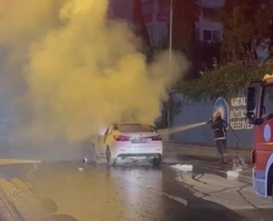Antalya'da seyir halinde yanmaya başlayan araç alev topuna döndü.