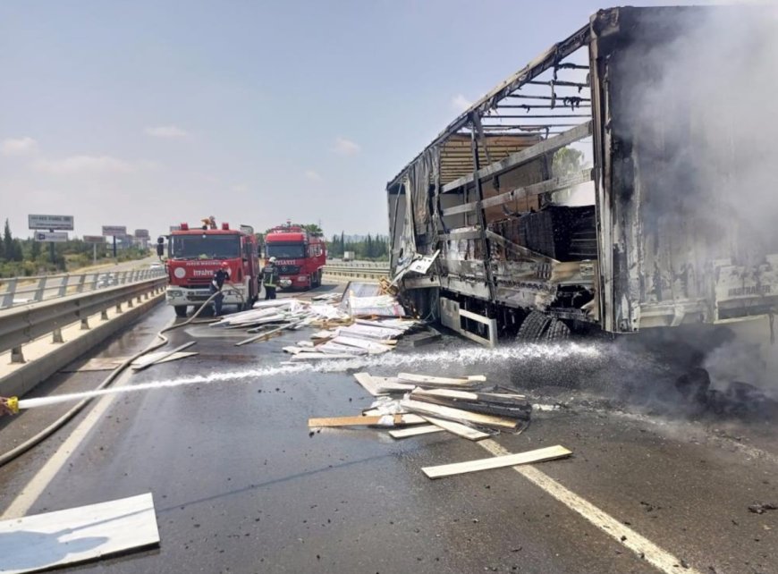 Antalya’da mobilya yüklü tır seyir halindeyken yandı.