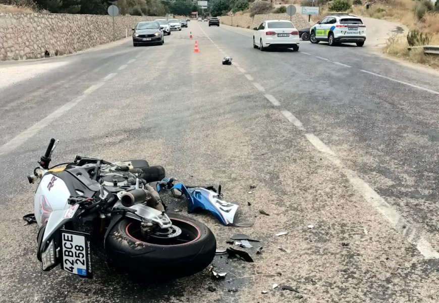 ANTALYA'nın Kaş ilçesinde otomobil ile çarpışan motosikletin sürücüsü yaralandı.