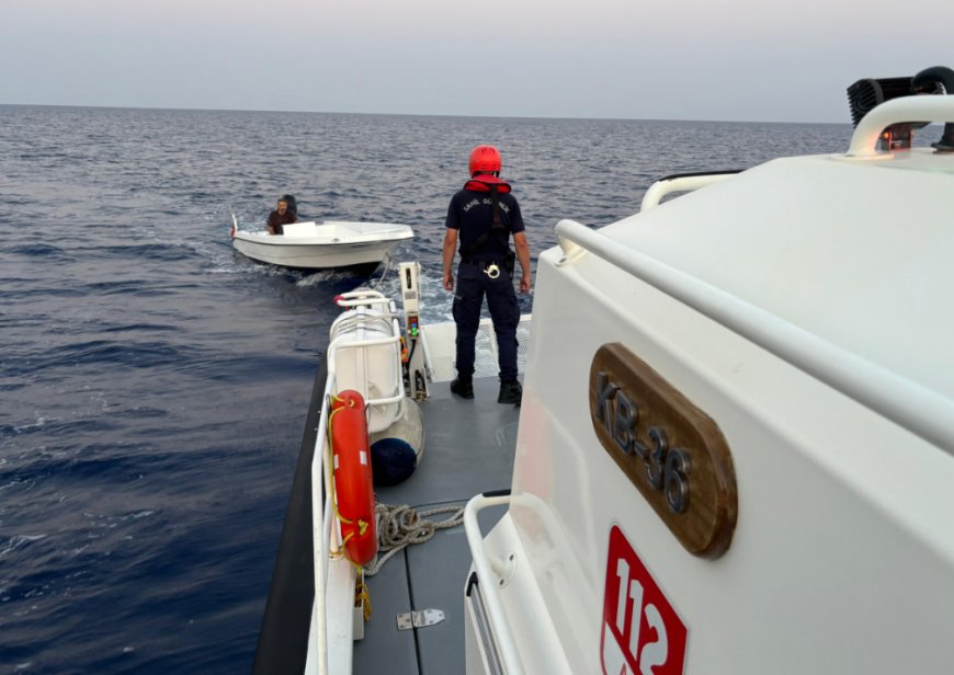 Sürüklenen Tekne ve Yolcusu Sahil Güvenlik Tarafından Kaş Limanı’na Çekildi