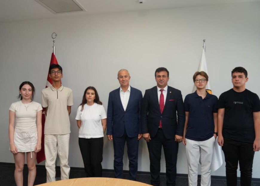 Alanya’nın Başarılı Öğrencilerine Başkan Özçelik’ten Tebrik