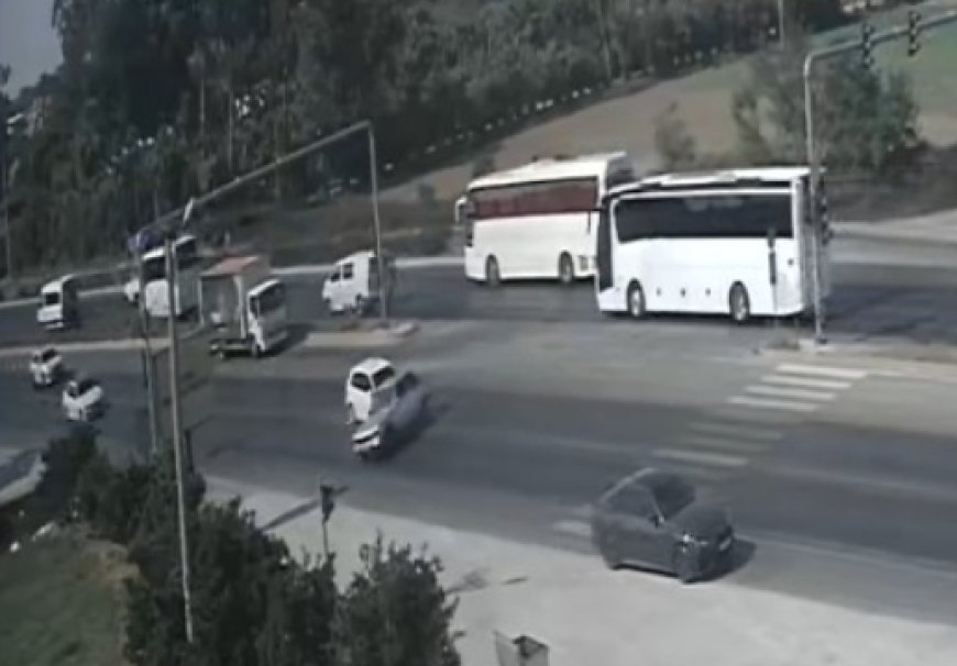 Manavgat’ta Korkutan Kaza: U Dönüşü Yapan Araca Otomobil Çarptı