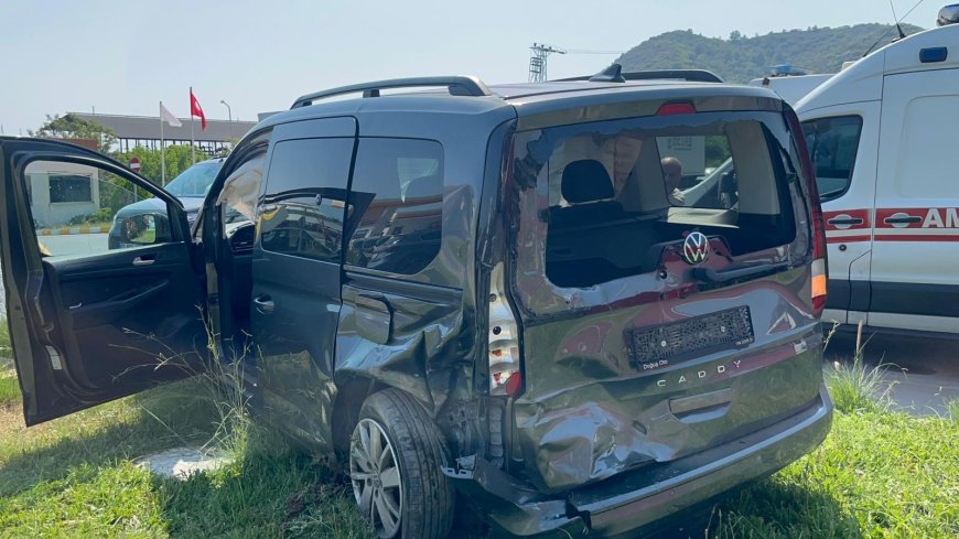 Tur minibüsü ile hafif ticari araç çarpıştı: 2 yaralı