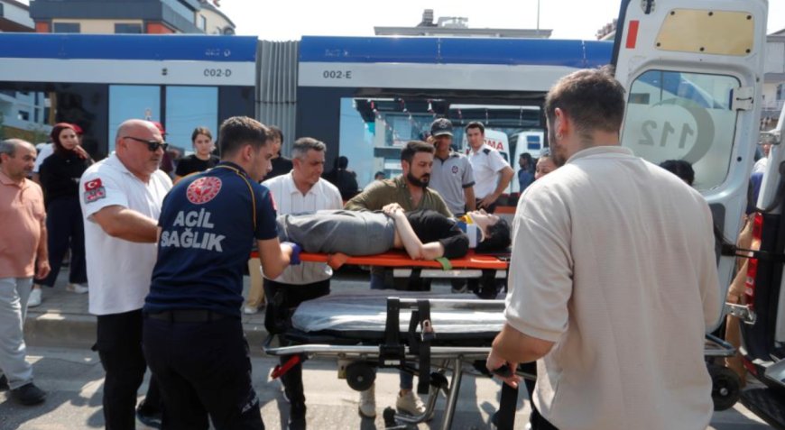 Antalya'da Tramvayın Çarptığı Genç Kız Hastaneye Kaldırıldı