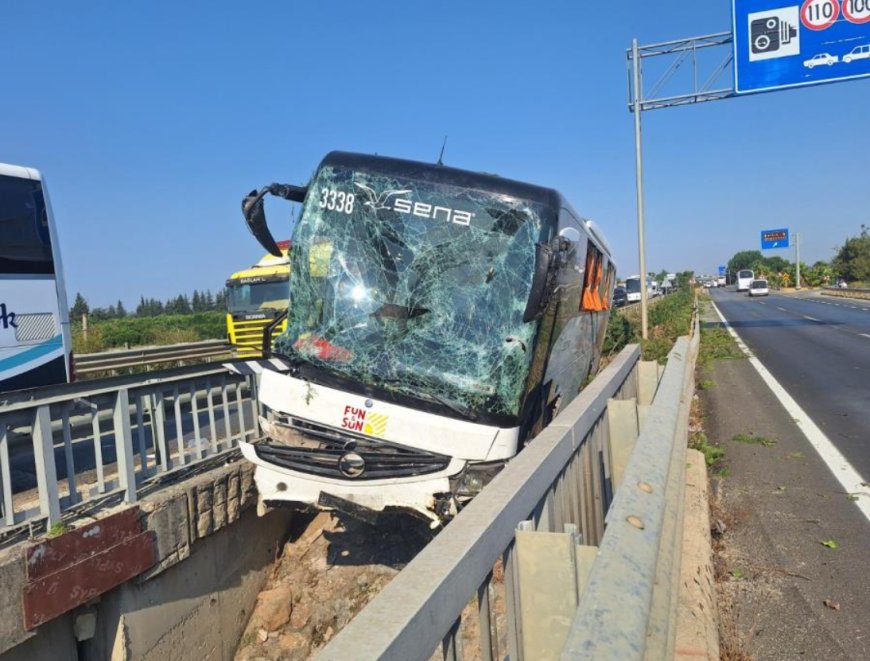 Antalya Serik'te Tur Otobüsü Facianın Eşiğinden Döndü
