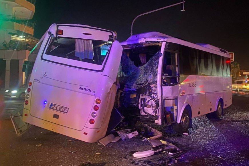 ANTALYA'nın Serik ilçesinde 3 midibüsün karıştığı kazada 6 kişi yaralandı.