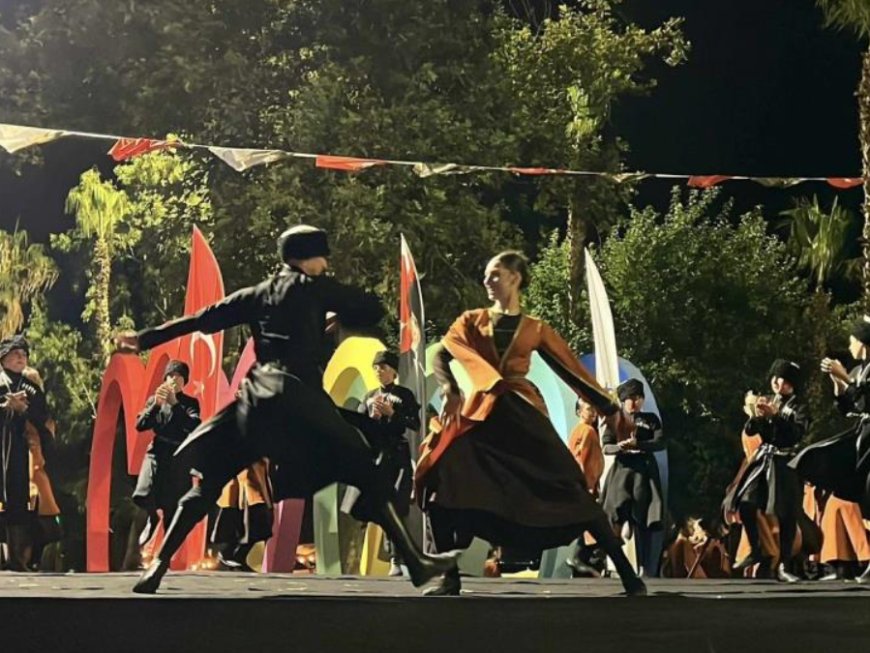 Kemer’de Gürcistan Rüzgarı Esti: Geleneksel Danslar Ayakta Alkışlandı