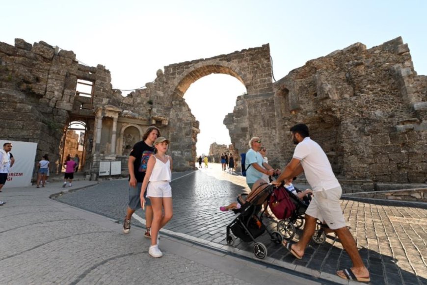 Antalya Tüm Zamanların Günlük Turist Rekorunu Kırdı!