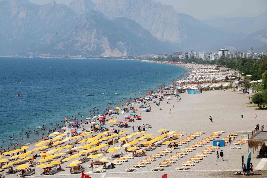 Antalya'da nem yüzde 85'e ulaştı, sahiller doldu daştı