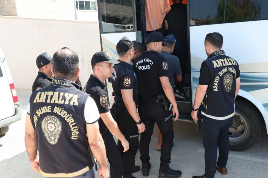Antalya'da Asayiş Operasyonu: Hakkında Yakalama Kararı Bulunan 92 Şahıs Yakalandı
