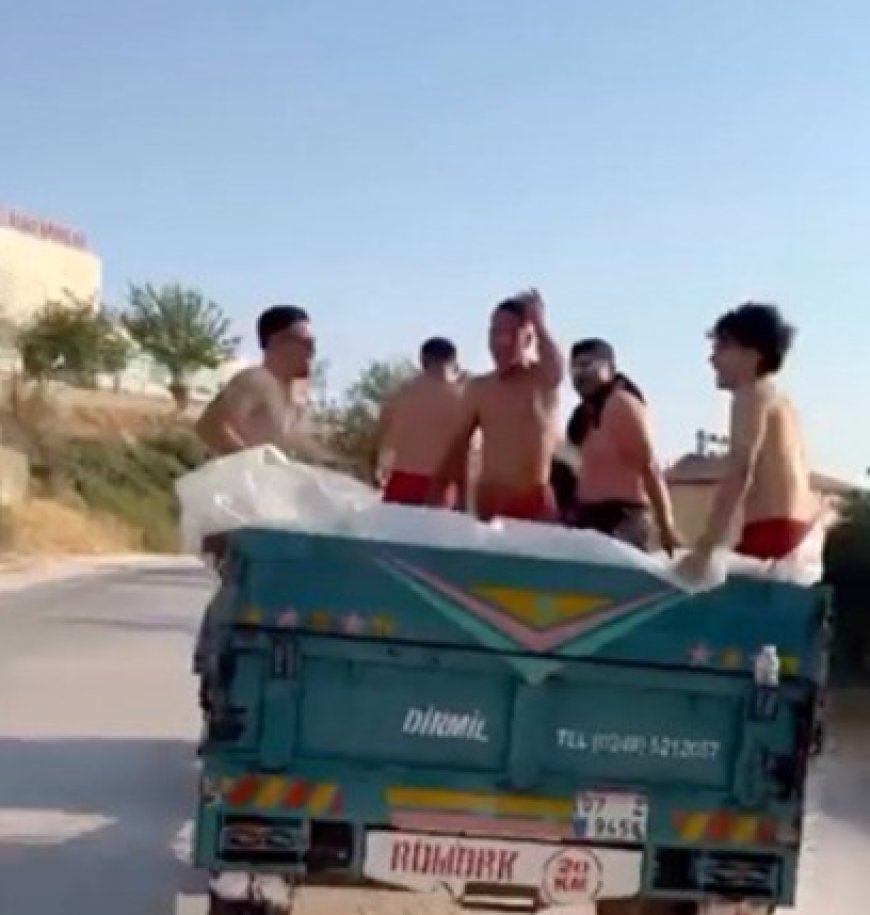 Antalya'da Sıcaktan Bunaldılar, Traktör Römorkunu Havuz Yaptılar
