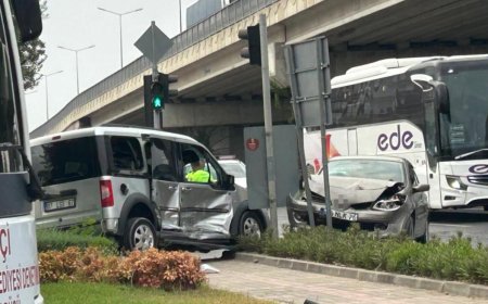 Antalya'da Hafif Ticari Araç ile Otomobil Kavşakta Çarpıştı: 1 Yaralı