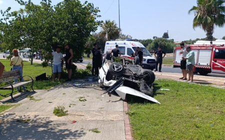 Antalya Manavgat’ta Kaldırıma Çarpan Araç Takla Attı