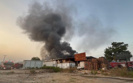 Kepez’de Dev Yangın: Otel Malzemeleri Deposu Kül Oldu