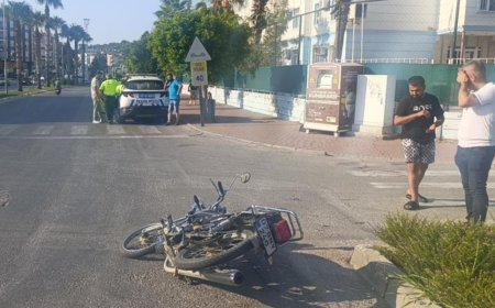 Manavgat’ta Motosiklet ile Otomobil Çarpıştı: 1 Yaralı