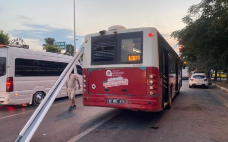 Antalya’da Durağa Yanaşan Otobüse Karavanın Tentesi Çarptı