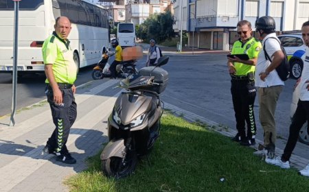 Manavgat’ta Motorlu Bisiklet Kaldırıma Çıktı, Sürücü Yaralandı