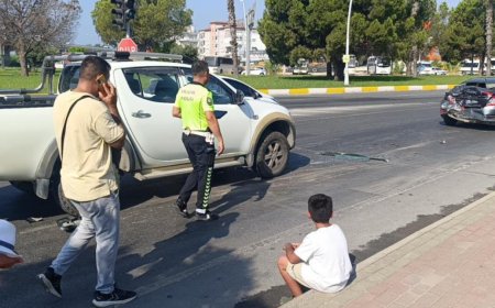 Antalya’da Trafik Kazası: Kamyonet Otomobile Çarptı, Küçük Çocuk Gözyaşlarına Boğuldu