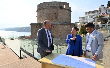 Başkan Vekili Özdemir Hıdırlık Kulesi çalışmalarını inceledi