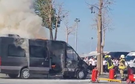Havalimanında park halindeki minibüs alevlere teslim oldu