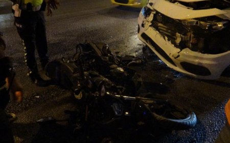 Antalya’da Kaza Sonrası Kaçış: Genç Motosikletli Araçlar Arasında Kaldı