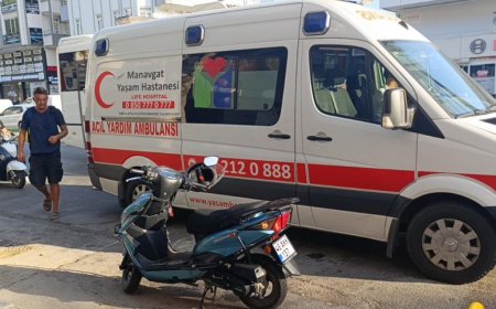 Manavgat’ta Kaza: Motorlu Bisiklet Hafif Ticari Araca Çarpıp Devrildi