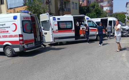 Manavgat’ta Servis Minibüsü Kazası: 4 Kişi Yaralandı
