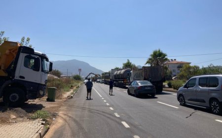 Gazipaşa’da Damperi Açık Kamyon EDS Direğini Devirdi