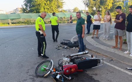 Manavgat’ta Motosiklet ile Otomobil Çarpıştı: 2 Yaralı