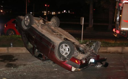 Antalya’da Trafik Işığı Direğine Çarpan Araç Takla Attı