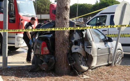 Antalya'da Kontrolden Çıkan Otomobil Ağaca Çarptı: Sürücü Hayatını Kaybetti