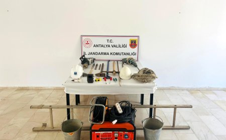 ANTALYA'nın Serik ilçesinde jandarma ekipleri izinsiz kazı yapan 4 kişiyi yakaladı.